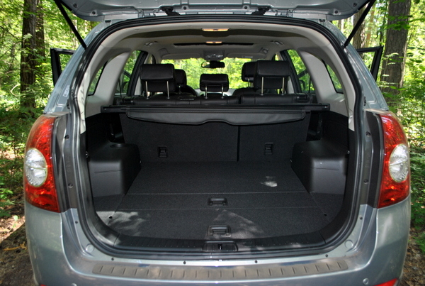 Chevrolet Captiva с открытым багажником 