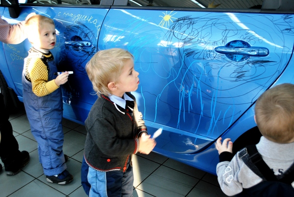 Разрисованный детьми автомобиль компании "Арлан-Мон"
