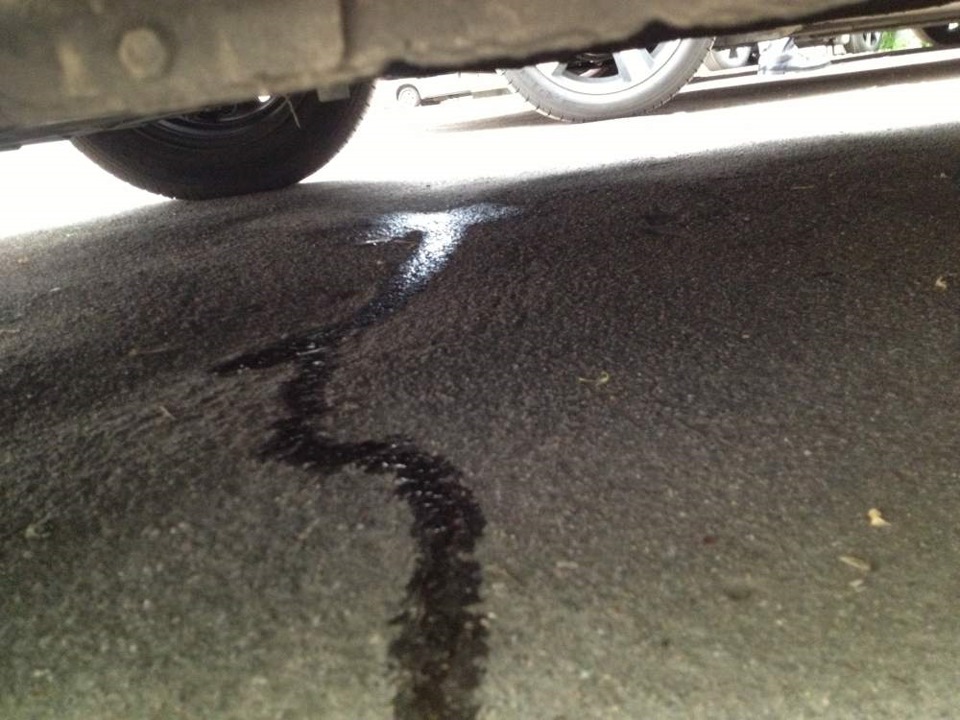 Киа рио капает вода из под машины летом