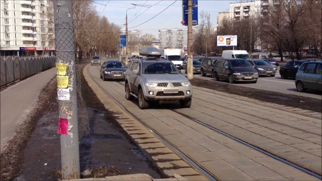 Можно ли ездить в московской области. Движение по полосам и трамвайные пути. Езда по трамвайным путям. Машина на трамвайных путях. Движение по разделительной полосе штраф.